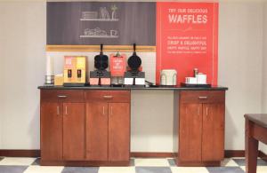ティボドーにあるHampton Inn & Suites Thibodauxのカウンター付きレストランのカウンター