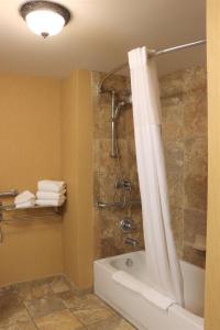 baño con ducha con cortina blanca en Hampton Inn & Suites Thibodaux, en Thibodaux