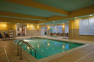 uma grande piscina num quarto de hotel em Hilton Garden Inn Indianapolis Airport em Plainfield