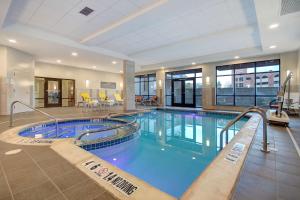 uma grande piscina num quarto de hotel em Hilton Garden Inn Terre Haute em Terre Haute