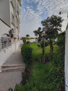 einen Gang neben einem Gebäude mit einem Baum in der Unterkunft Puerta Del Mar Apartment complex in Tangier