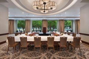 una gran sala de conferencias con una mesa grande y sillas en Hilton Houston Post Oak by the Galleria en Houston
