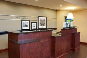 Hampton Inn & Suites Indianapolis-Airport في انديانابوليس: لوبي مع مكتب استقبال في فندق