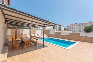 Bazén v ubytování Holiday home Natalia nebo v jeho okolí