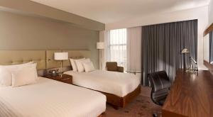 Ένα ή περισσότερα κρεβάτια σε δωμάτιο στο DoubleTree by Hilton Lincoln