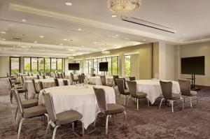 una sala de conferencias con mesas, sillas y una pantalla en DoubleTree by Hilton Lincoln, en Lincoln