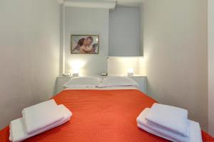 1 dormitorio con 1 cama con 2 toallas en Magico Risveglio agli Uffizi, en Florencia