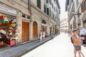 un hombre parado en una calle en una ciudad en Magico Risveglio agli Uffizi, en Florencia