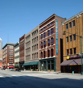 eine leere Straße in einer Stadt mit Gebäuden in der Unterkunft Homewood Suites by Hilton Indianapolis Downtown in Indianapolis