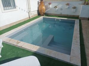 una piscina en un patio con un jarrón en Casa KaLu', en Crispiano