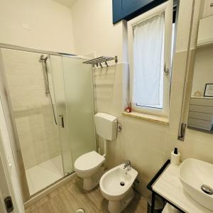 ein Bad mit einem WC, einer Dusche und einem Waschbecken in der Unterkunft La casa del nonno - Villapiana in Villapiana