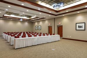 uma grande sala com fileiras de mesas e cadeiras em Hilton Garden Inn Indianapolis South/Greenwood em Indianápolis