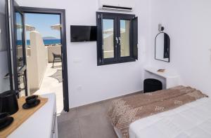 阿納菲島的住宿－Anafi Drops Mare，一间卧室配有一张床,享有海景