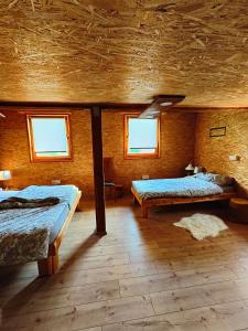 1 dormitorio con 2 camas y techo de madera en Apartma Sveti Martin, 