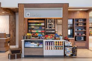 a store with a counter with food and drinks at Hilton Garden Inn Islip/MacArthur Airport in Ronkonkoma