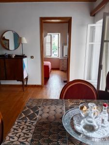 een woonkamer met een tafel en een slaapkamer bij George Traditional House in Pylos