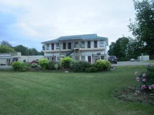 a large house with a yard with a grass field at Bayview Inn Orillia in Orillia +2 photos