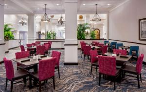 une salle à manger avec des tables et des chaises rouges dans l'établissement Hilton Garden Inn Jackson Downtown, à Jackson