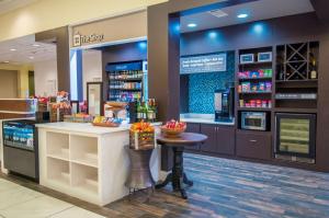 a grocery store with a counter in a store at Hilton Garden Inn Jackson/Pearl in Pearl
