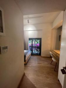 Camera con letto, scrivania e finestra. di Panellinion Luxury Rooms a Kalamáta
