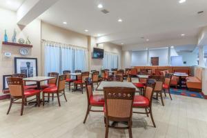 a dining room with tables and chairs in a restaurant at Hampton Inn Jefferson City at Capital Mall in Jefferson City