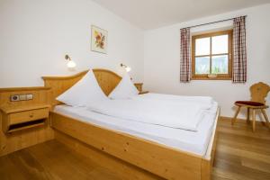 ライト・イム・ヴィンクルにあるWeber am Gasteigのベッドルーム1室(白いシーツ付きのベッド1台、窓付)