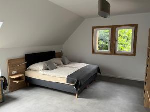 een slaapkamer met een bed en een raam bij Reiterhof Zwei Linden in Melle
