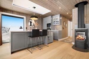 Η κουζίνα ή μικρή κουζίνα στο New cabin ski in out, fireplace & mountain view