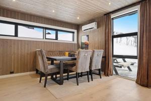 Φωτογραφία από το άλμπουμ του New cabin ski in out, fireplace & mountain view σε Torvetjørn