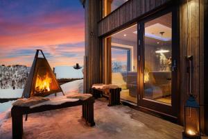 een open haard op een balkon van een huis bij New lovely cabin in Rauland, ski inout, fast wifi in Torvetjørn