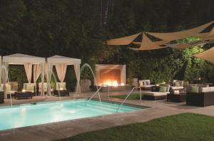 Bazén v ubytování DoubleTree by Hilton Monrovia - Pasadena Area nebo v jeho okolí