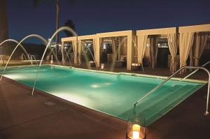 Bazén v ubytování DoubleTree by Hilton Monrovia - Pasadena Area nebo v jeho okolí