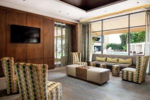 TV a/nebo společenská místnost v ubytování DoubleTree by Hilton Monrovia - Pasadena Area