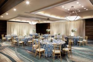 een balzaal met tafels en stoelen met blauw linnengoed bij DoubleTree by Hilton Monrovia - Pasadena Area in Monrovia