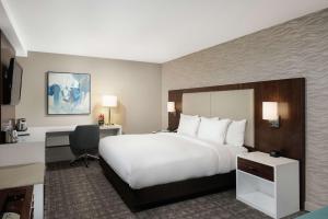 Postel nebo postele na pokoji v ubytování DoubleTree by Hilton Monrovia - Pasadena Area