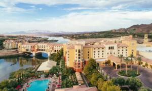 una vista aérea de un complejo con una masa de agua en Hilton Lake Las Vegas Resort & Spa en Las Vegas