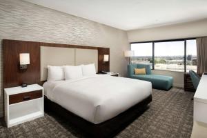 Postel nebo postele na pokoji v ubytování DoubleTree by Hilton Monrovia - Pasadena Area + 24 fotografií