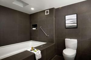 Koupelna v ubytování DoubleTree by Hilton Monrovia - Pasadena Area
