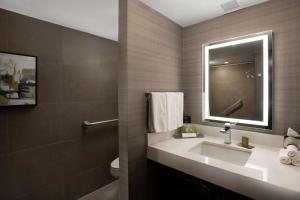 Koupelna v ubytování DoubleTree by Hilton Monrovia - Pasadena Area