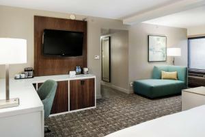 TV a/nebo společenská místnost v ubytování DoubleTree by Hilton Monrovia - Pasadena Area