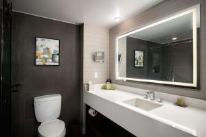 Koupelna v ubytování DoubleTree by Hilton Monrovia - Pasadena Area