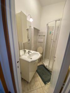 ein Badezimmer mit Waschbecken und Dusche in der Unterkunft Sunlight Apartment in Procchio + 14 Fotos
