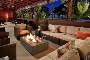 una sala de estar con sofás y una mesa con chimeneas. en DoubleTree by Hilton LAX - El Segundo en El Segundo