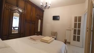 1 dormitorio con 1 cama con 2 toallas en Dimora CartaPane, en Ariano Irpino