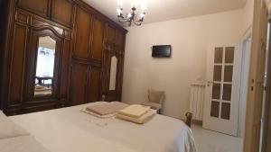 a bedroom with a bed with two towels on it at Dimora CartaPane in Ariano Irpino