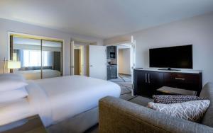 Postel nebo postele na pokoji v ubytování DoubleTree by Hilton Los Angeles Norwalk + 37 fotografií