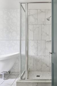 eine Dusche mit Glastür im Badezimmer in der Unterkunft Blind Tiger Asheville in Asheville