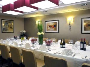 een vergaderzaal met een lange tafel met wijnglazen bij DoubleTree by Hilton London – West End in Londen