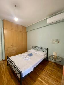 Tempat tidur dalam kamar di Nikoleta downtown apartment