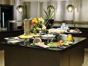 un buffet con molti piatti su un tavolo di DoubleTree by Hilton London – West End a Londra